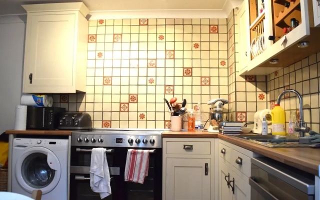 Delightful 1 Bedroom Garden Flat, Near To River