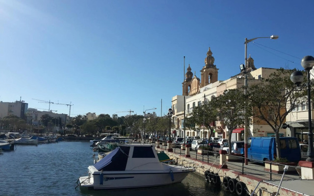 Seafront apartment between Valletta and Sliema