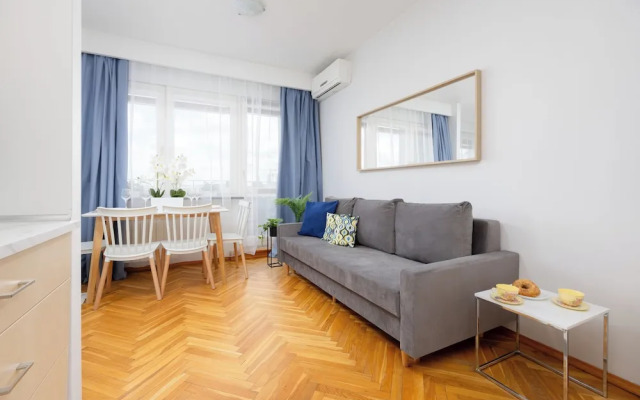 Studio Near Ogród Saski by Renters