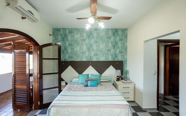 Casa com piscina e churrasqueira perto da praia