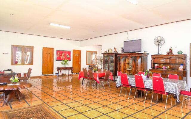 OYO 353 Loesje Guest House Syariah