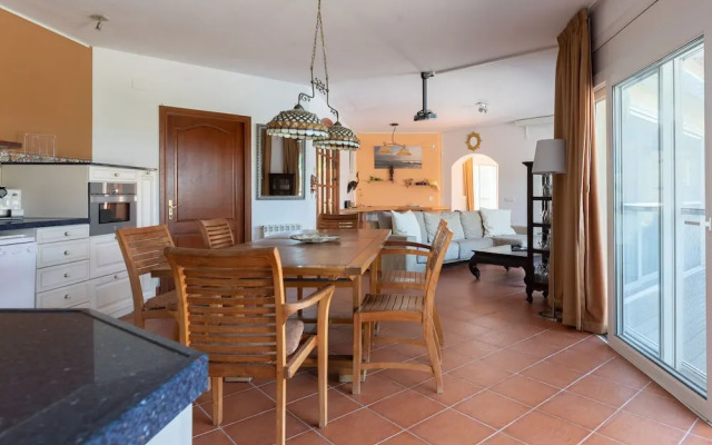 Delux Villa in Vilacolum With Swimming Pool