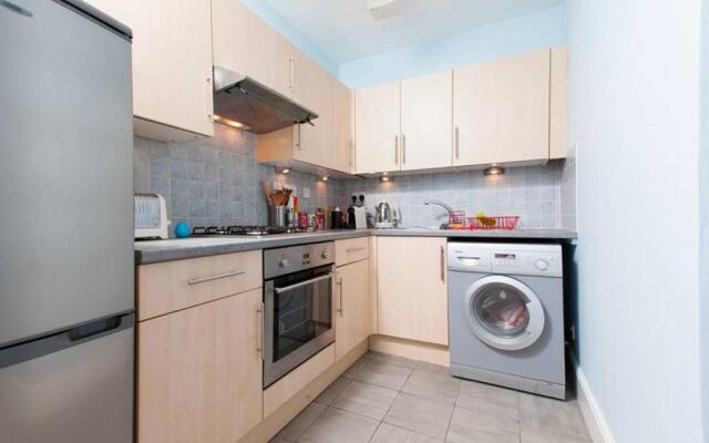 Bright and Modern Causewayside Apartment