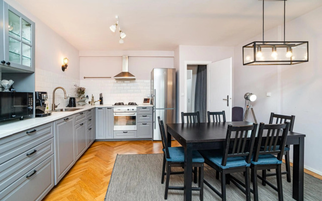 Central, Spacious, Modern 5 Bedrm duplex w/Balcony