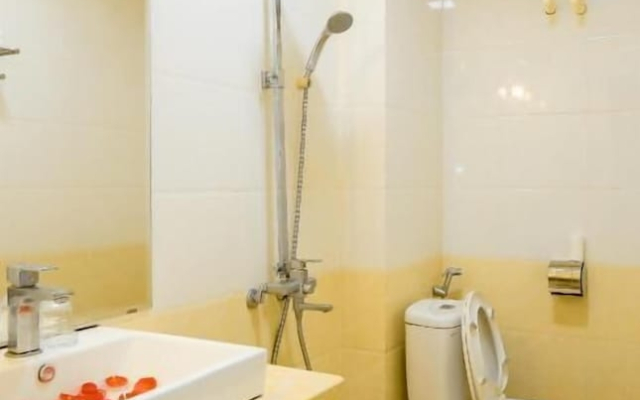 Aloha Hotel Tay Ho -by Bay Luxury