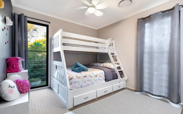 Cool Noosa Home. Central location. A/C. Gym. WIFI. Netflix