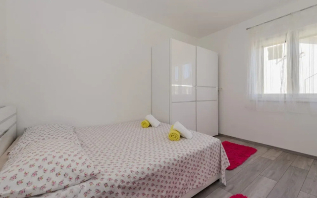 Spacious apt With Lodge Just 40m From the Beach