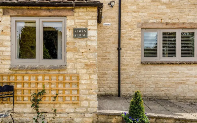 Spacious & Stylish Cotswold Family home