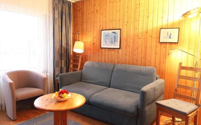 Freundliches 2-Zimmer-Appartement mit Kieferneinrichtung und einem Balkon.