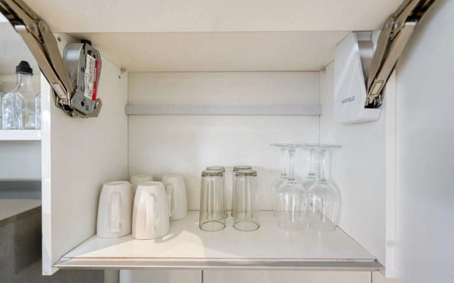 Hampton Collection - Stylish 3 Sleeper Apartment with Pool