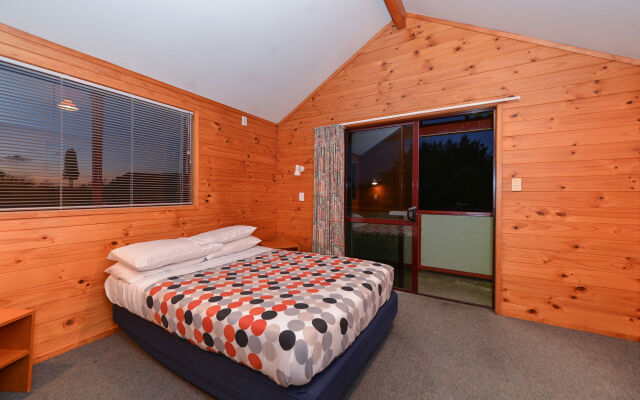 Smoke Lake Hot Springs Lodge and Camp