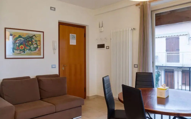 Elegant Holiday Home in Lazise with Swimming Pool near Lake