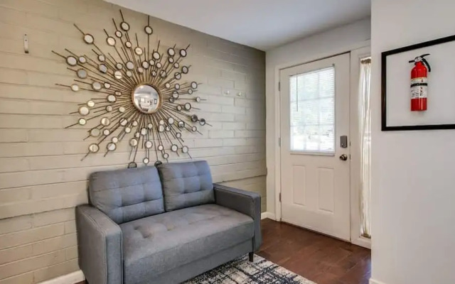 Charming Mid Town Guest House W/private Patio!