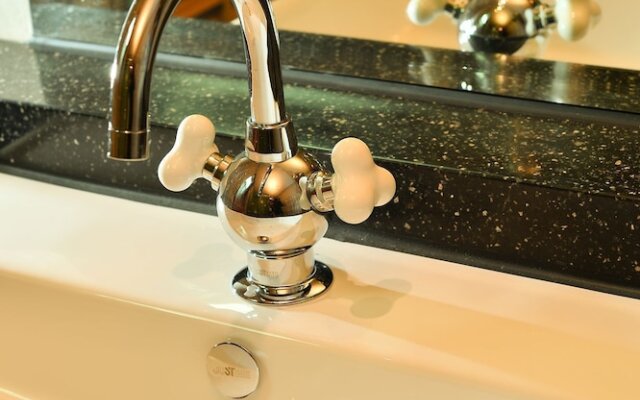 Joe's Apartment Hotel