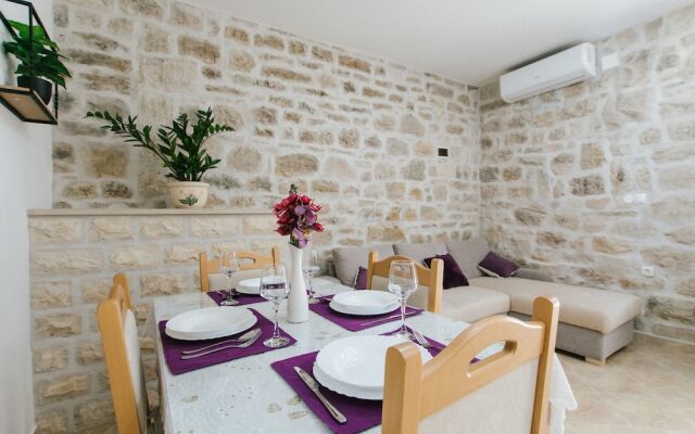 Modern Traditional Apartment w Patio, Near Beach