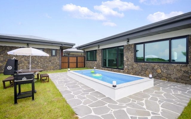 Gimnyeong stonewall Private Pool Villa