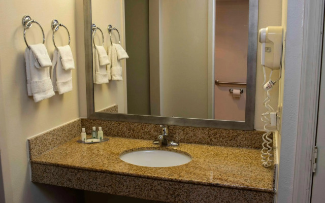 Quality Suites Lake Wright - Norfolk Airport