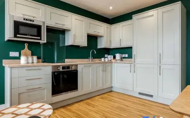 Luxurious 2-Bed Apt w/ Stunning Sea View & Parking