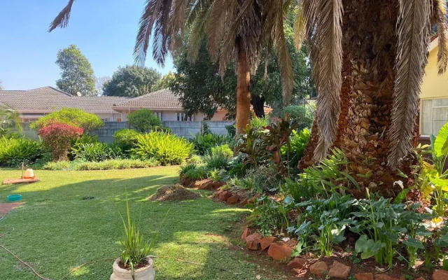 Luxurious 4 bed With Pool in Helensvale - 2255