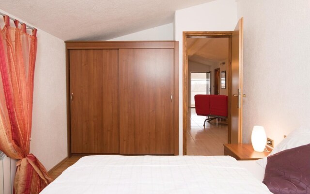 Nice Home in Nedescina With Wifi and 5 Bedrooms