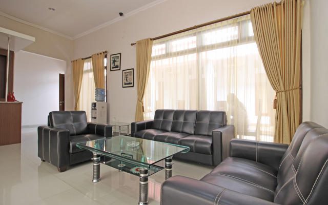 RedDoorz near Hartono Mall 3