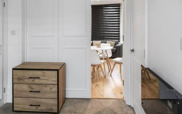 Bright and spacious 1-BDR flat w/ free parking