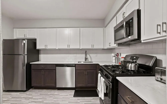 Modern 2BR 2BA Apartment With Pleasant Views