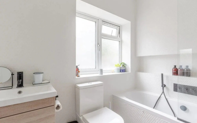 Newly Renovated 2 Bedroom Apartment in Earlsfield With Garden