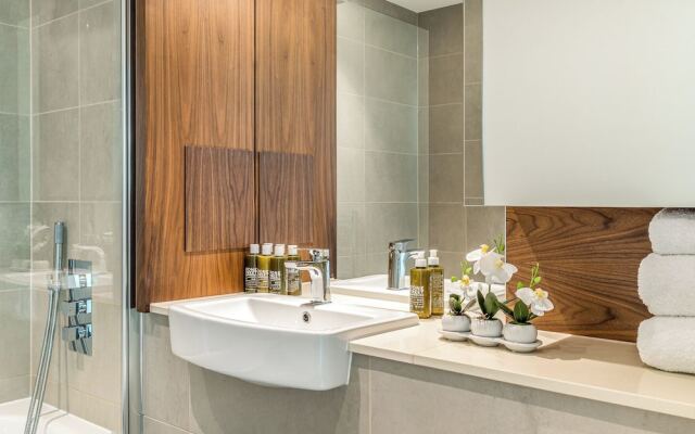 Luxury Canary Wharf Apartment with Parking