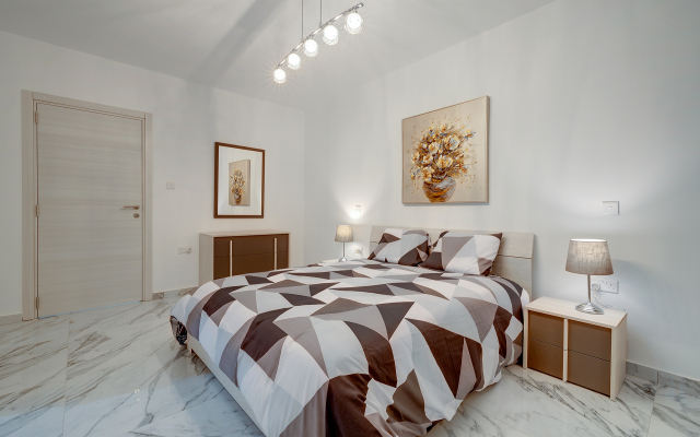 Deluxe Apartment Steps to St George's Bay