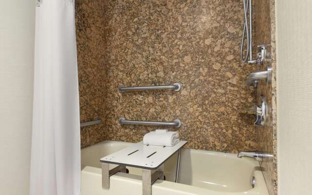 Hampton Inn & Suites Manchester-Bedford