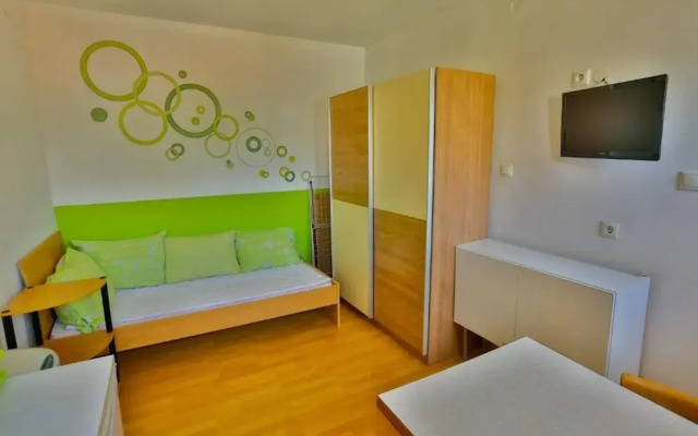 Sunny Apartment with private parking
