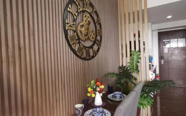 1BR balcony fast Internet Netflix in Makati Manila Air Residences