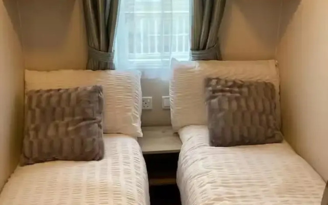 Caravan-sleep8-hottub-freep-balcony-familyfriendly