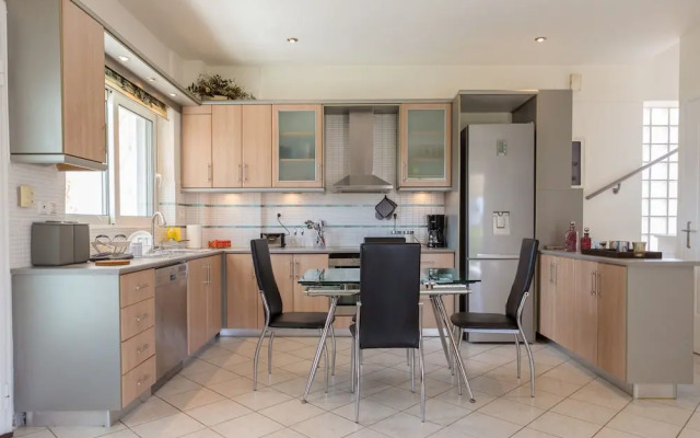 Bright & Spacious two-floor Family Garden Home