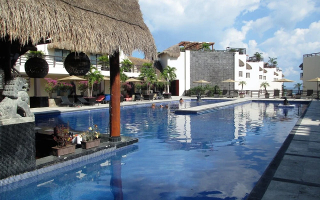 Aldea Thai Jr Suite by SunandSea