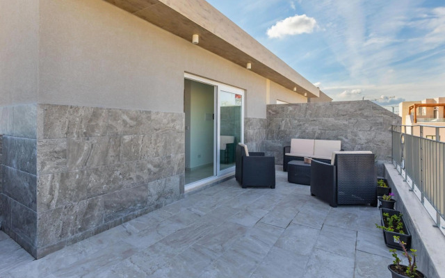 STYLISH 2-Bedroom Penthouses - Terrace with Views