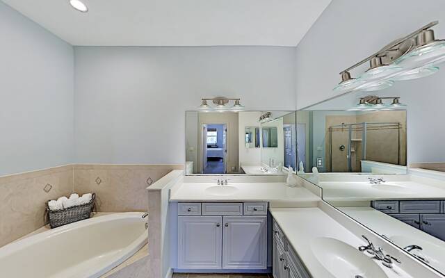 300cbw32 3 Bedroom Condo