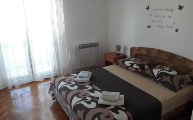 Apartments Amalia - Two Bedroom Apartment With Roofed Terrace