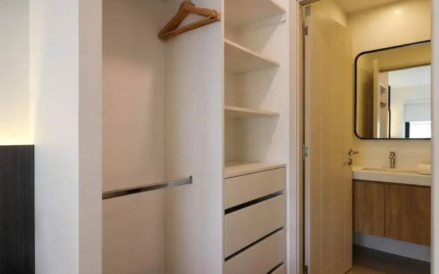w Elegant 2BR w Balcony Near Larcomar
