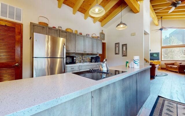 Rainbow Villas 1 Charming Boutique complex, Dual Master Suites, Forest Mountain Views by RedAwning