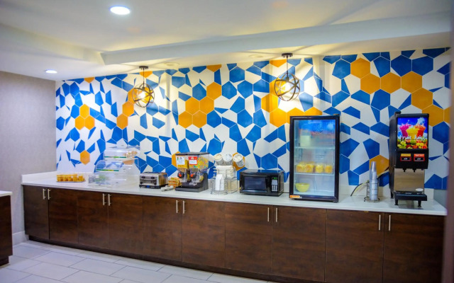 La Quinta Inn & Suites by Wyndham Fayetteville I-95