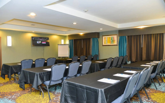 Holiday Inn Express & Suites Cuero by IHG