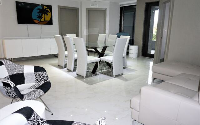 Alexander 518 4 Bedroom Apts by RedAwning