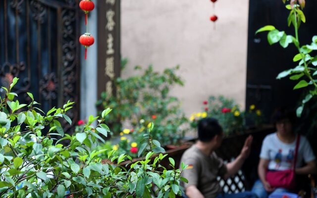 Poke Amber Theme Hostel