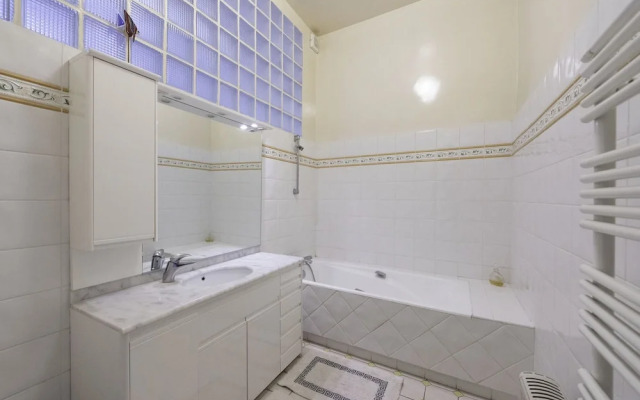 Veeve Champs Élysées Hideaway