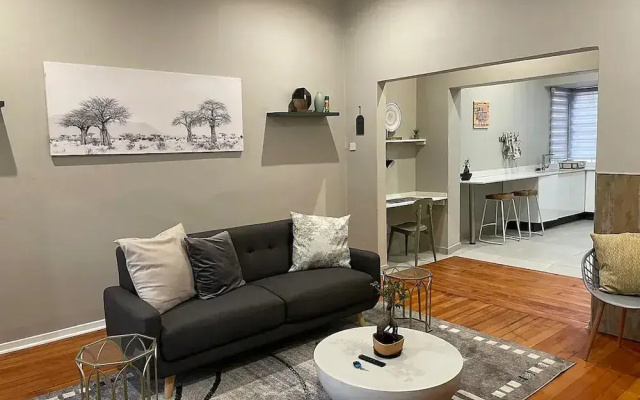 Contemporary 2 bed in Suburbs - 2081