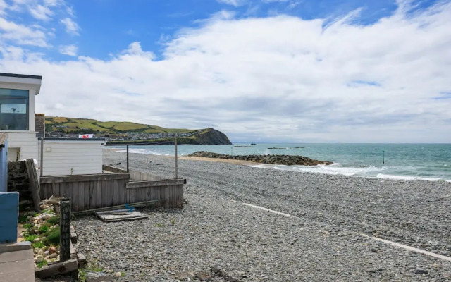Beach Side House in Beautiful Borth