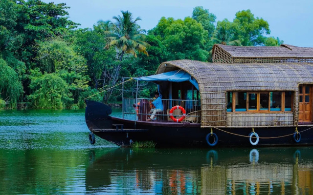 Backwater Retreat Houseboat