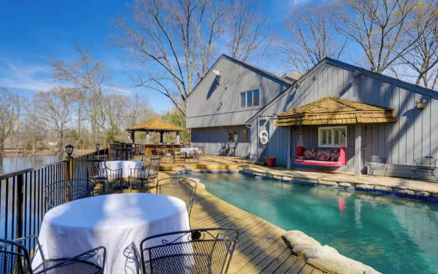 Stunning Southaven Estate: Pool & Spacious Deck!